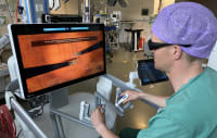 Robotten HUGOs hænder hjælper kirurgerne på operationsbordet 