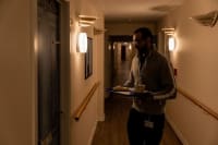 Lys over Damsøgård: På plejehjem skinner lamper efter solens bue på himlen