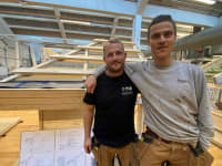 To tømrerlærlinge har været til Danmarks første grønne svendeprøve. De baner vejen for grønnere håndværk herhjemme