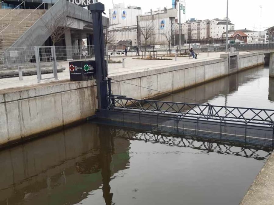 Robotten kan svinge til siden, så sejlere og svømmere passere. Foto: Allinongreen.