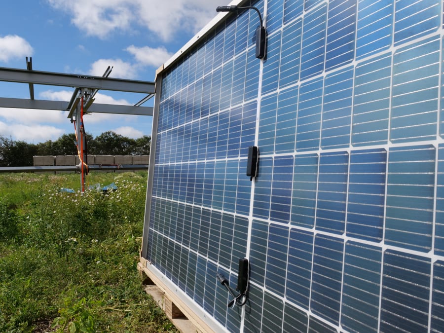 Solcellerne i Høvsøre solcellepark bliver monteret. Foto: Jysk Energi