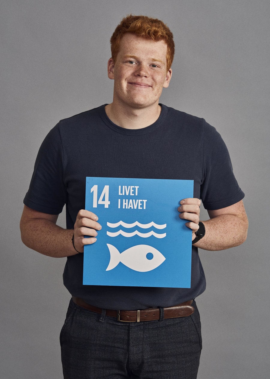 Matias Lang Sørensen er 19 år og kommer fra Sorø. ”Jeg glæder mig til at forhåbentlig inspirere andre unge til at få den samme passion som mig. Vi er i gang med at planlægge en emneuge for mellemtrinnet på en lokal skole. Det bliver vildt fedt, fordi vi som ambassadører får lov til at prøve en helt masse ting af. I løbet af ugen kommer eleverne til at arbejde med deres egne Verdensmålsprojekter,” siger han. Foto: Lasse Bak Mejlvang