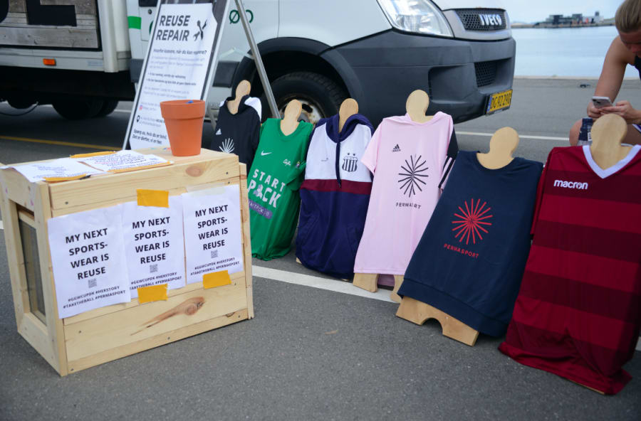 ReUse fra Aarhus medbragte et værksted, hvor tøj kunne repareres, så mere sportstøj kan genbruges i stedet for at købe nyt. Foto: GGWCup