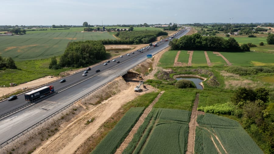 Der er blevet fjernet 2000 kubikmeter jord, for at få passage under motorvejen, og nu er åben under broen igen blevet åbent. Foto: Vejdirektoratet