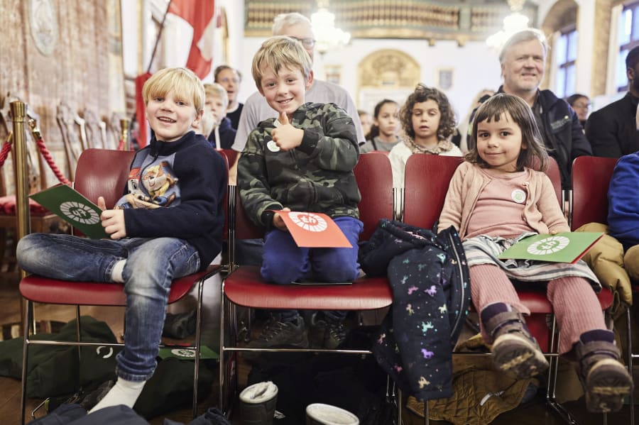 Børn i flokkevis samles på Københavns Rådhus d. 22. november 2023 for at dele deres bæredygtige ideer med de voksne, herunder teknik-og miljøborgmester Line Barfod. Foto: Lasse Bak Mejlvang.