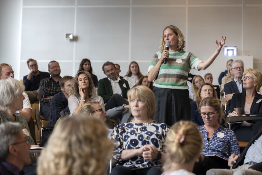 Under overrækkelsen var der tid til et par spørgsmål til de fremmødte politikkere. Foto: Klaus Holsting. 