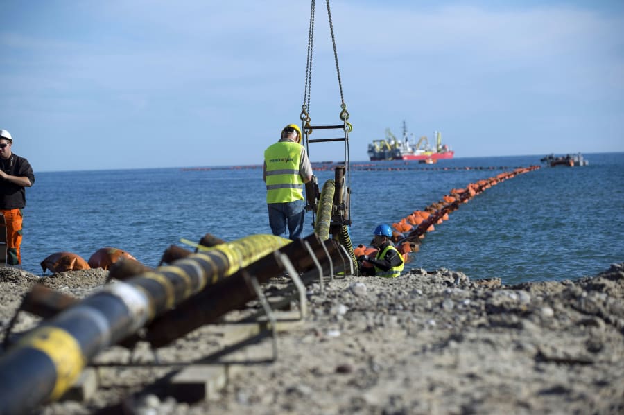 Danmark kan sende og modtage strøm fra både Norge, Sverige, Tyskland, England og Holland. Det er vigtigt at kunne sende energi rundt i fremtidens grønne elsystem, fordi produktionen er ujævn - når det blæser meget ét sted, skal man kunne sende det overskydende strøm videre til de områder, hvor det ikke blæser. Her er det et stort undersøisk kabel mellem Jylland og Norge. Foto: Energinet/Lars Horn/Baghuset