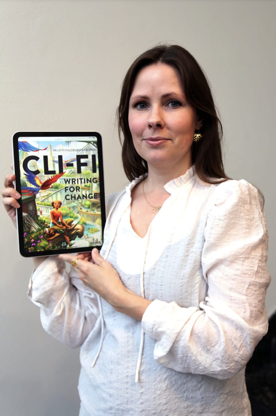Den aktivistiske og positive skolebog “Cli-Fi - Writing for Change" er skrevet af Helle Schulz Bildsøe Lafrenz.