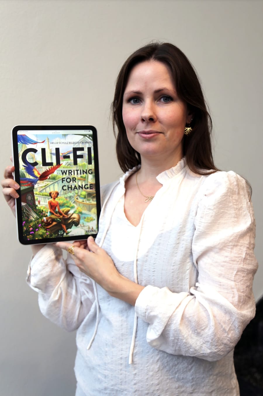 Den aktivistiske og positive skolebog “Cli-Fi - Writing for Change" er skrevet af Helle Schulz Bildsøe Lafrenz.