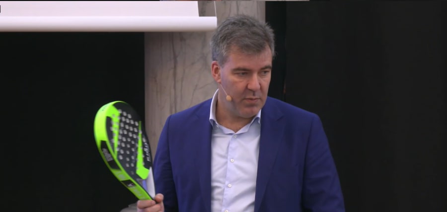 Den ene af de to nye klimaministre, Lars Aagaard (M), tog den 31. januar en padelketcher med på scenen under Verdensmålsugen, fordi den for ham har en særlig symbolværdi, når det gælder klimapolitik. Foto: Screenshot