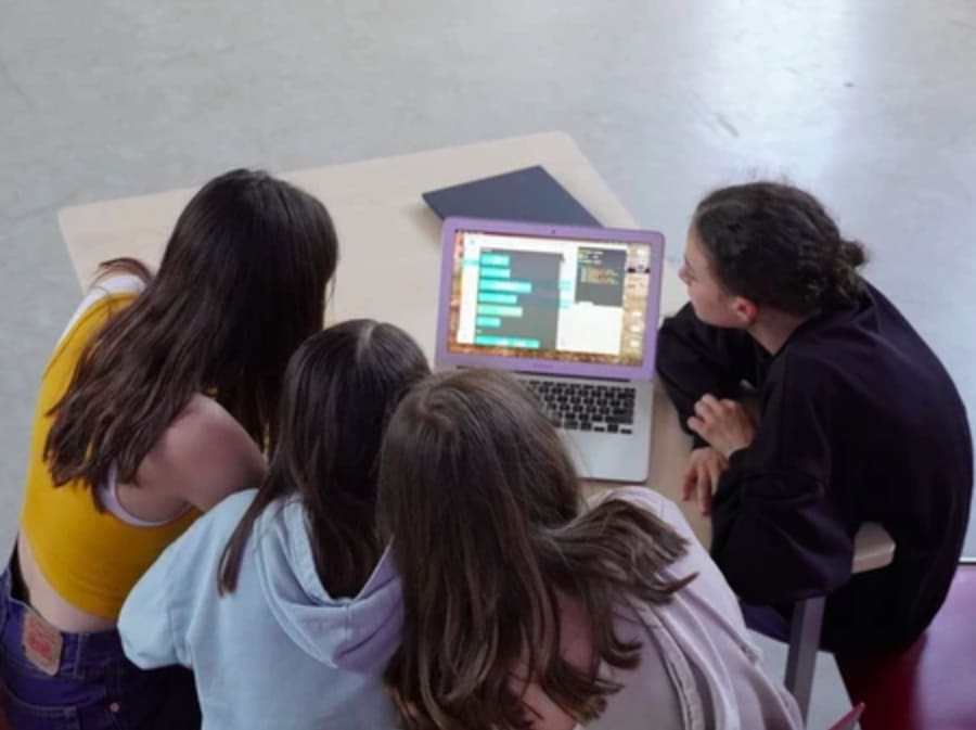 Der har allerede været 350 piger igennem en workshop med Neha Imitz Ullah. Foto: Nordic Women in STEM.