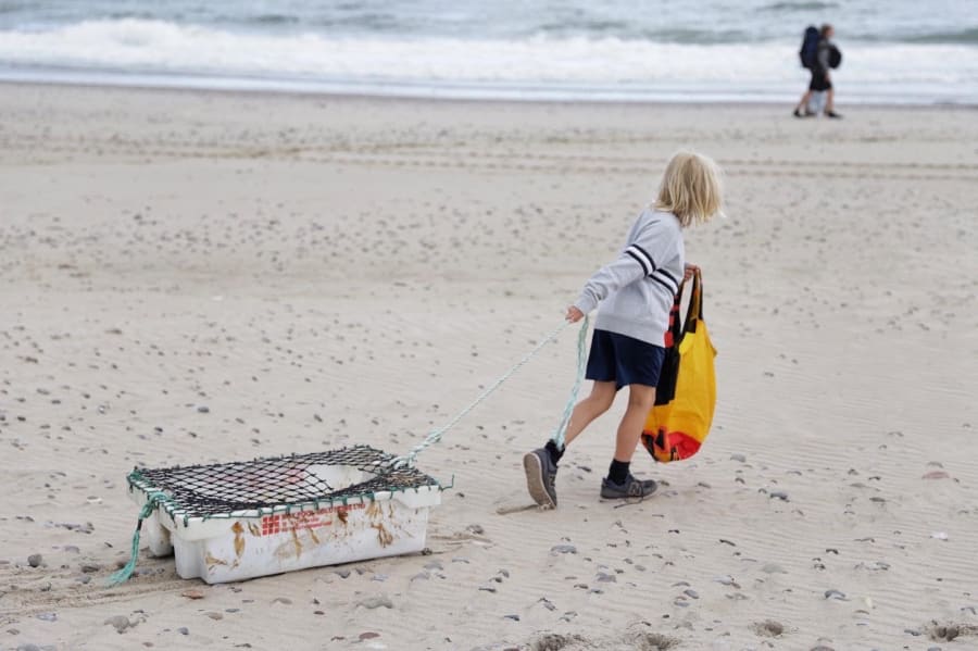 Også den yngre generation var til at finde ved strandrensningerne, som samlede frivillige på tværs af aldersgrænser. Foto: Race for Oceans Foundation