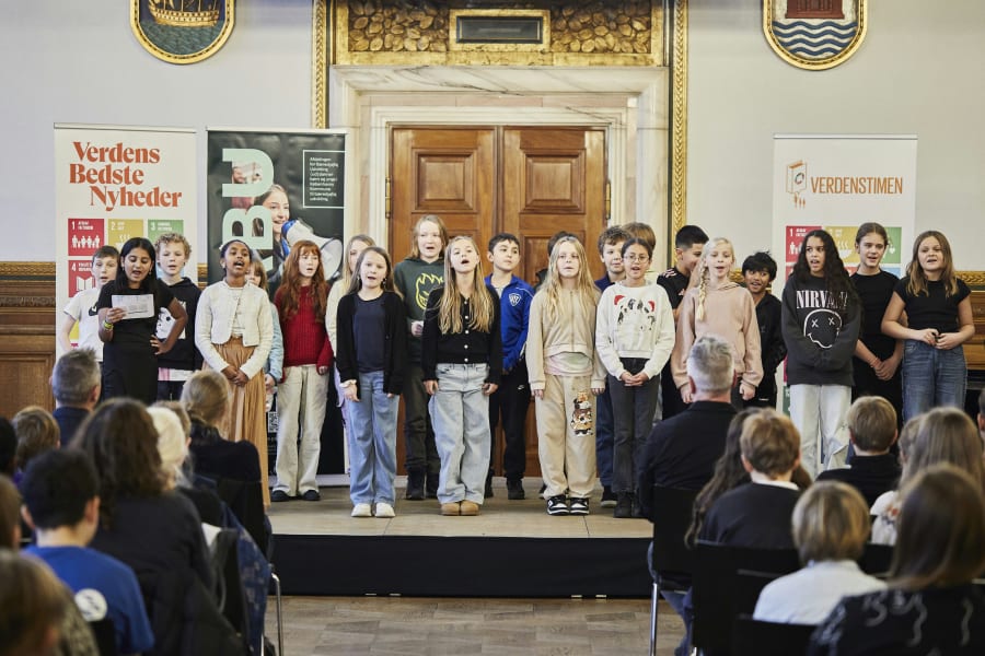 Verdenstimen blev skudt i gang med fællessang om Verdensmålene. 4. årgang fra Damhusengens Skole sang for. Foto: Lasse Bak Mejlvang