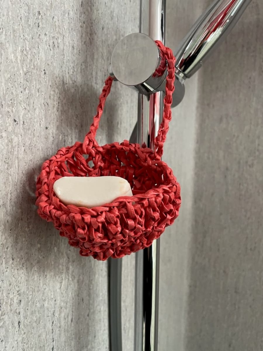 Som privatperson kan man også bidrage til kampen mod plastikforurening ved at samle spøgelsesgarn, fiskeline og andet plastik op fra stranden. Det hele kan genbruges. Journalisten bag denne artikel har for eksempel hæklet denne sæbeholder af af plastikgarn samlet op på Vestkysten. Foto: Klaus Abildgaard Kelgren
