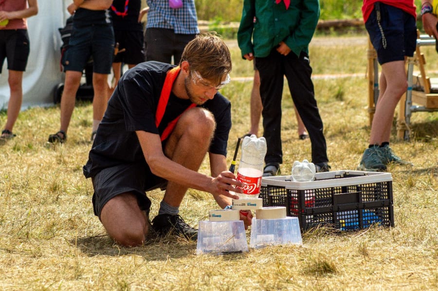 Anders Kjær Jørgensen fra Science Piraterne som er på besøg hos lejrradioen skal til at fyrre raketten af. Foto: Elena Sofie Møberg/Spejdernes Lejr 2022