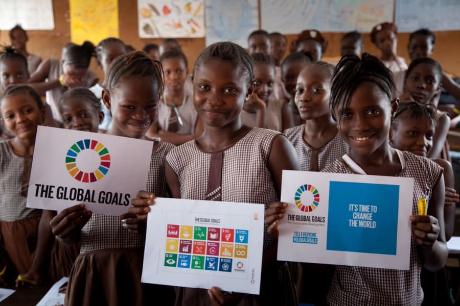 Piger fra St. Anthonys pigeskole i Sierra Leone får også undervisning i bæredygtighed. Foto: Kassaye