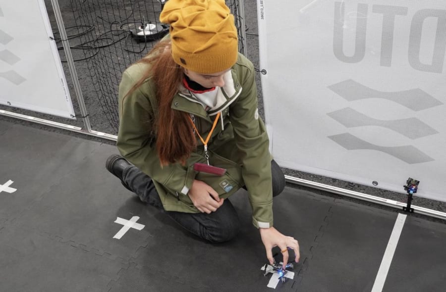 Først blev dronerne programmeret og derefter selvfølgelig afprøvet på Droneworkshoppen for piger på DUT i november 2021. Foto: Nordic Women in STEM.
