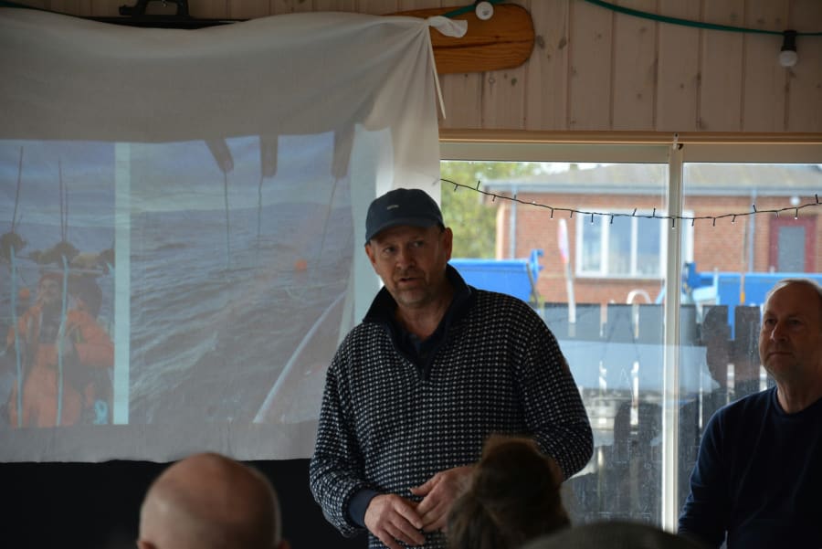 Mogens står og deler ud af sine oplevelser, så andre kan have de samme fede oplevelser med tang, som han har haft. Foto af Lærke Kobberup.