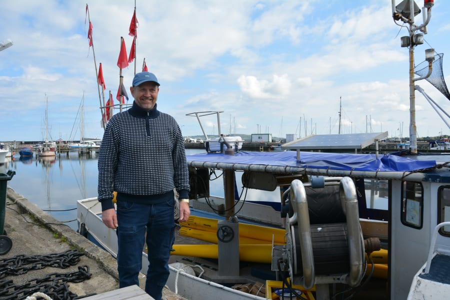 Mogens' fiskekutter skal fremover primært bruges til at trække tang ind over rælingen. Foto af Lærke Kobberup 