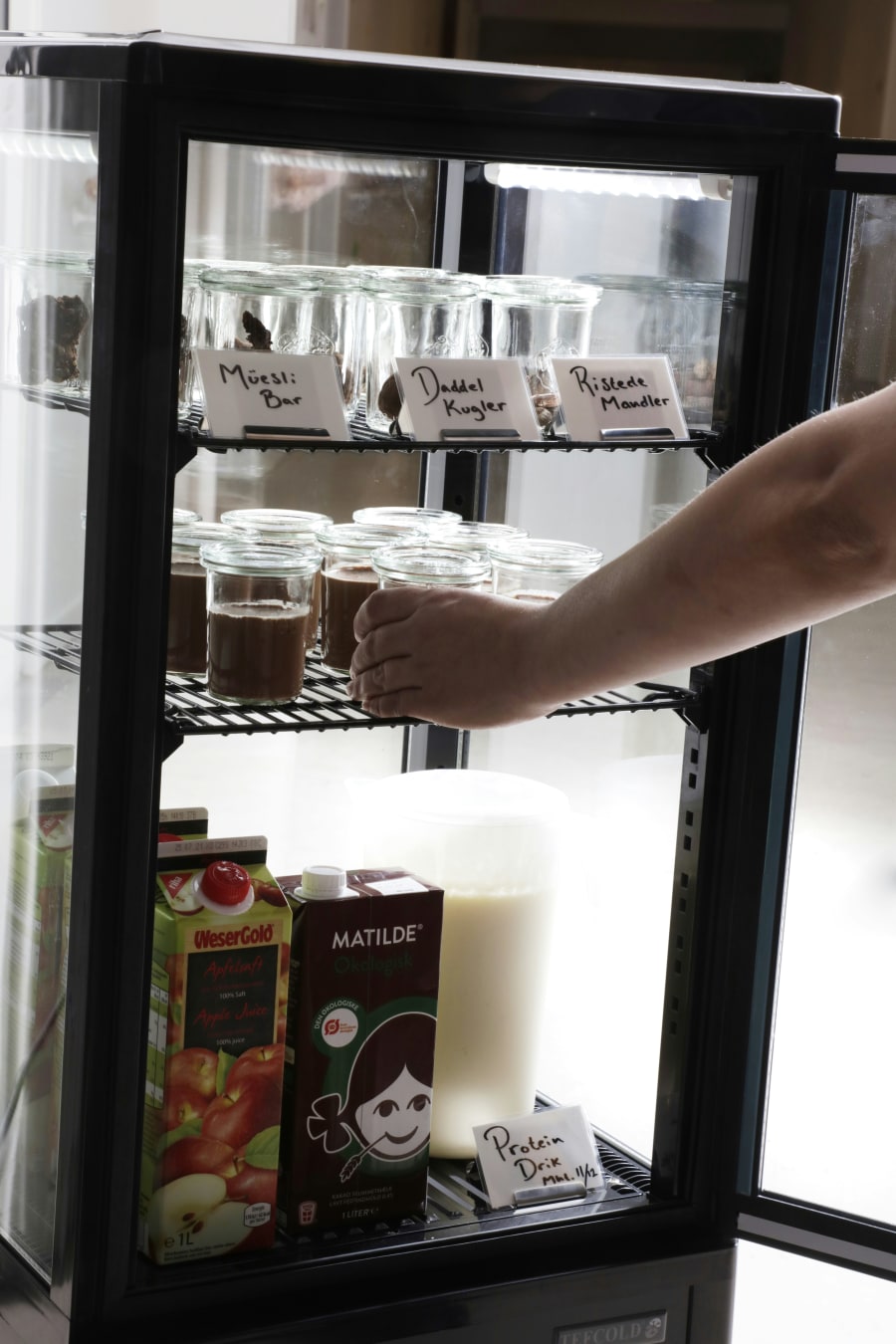 I 'fristeskabet' kan borgerne vælge lækre snacks, hvis de er sultne mellem måltiderne.  Foto: Sundhed- og omsorgsforvaltningen i Københavns Kommune.