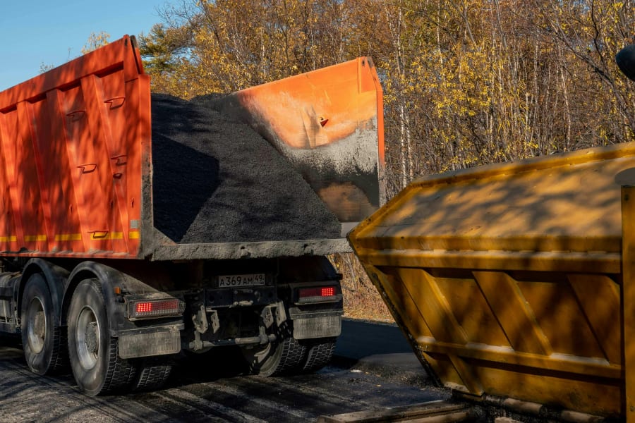 Alene i Danmark bliver der produceret mere end 3 millioner tons asfalt hvert år. Foto Sergei Starostin, Pexels.