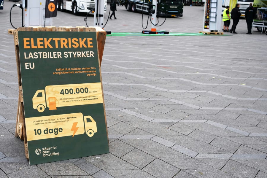 Informationsmateriale på Rådhuspladsen oplyser om fordelen ved at skifte til el-lastbiler. Foto: Rådet for Grøn Omstilling