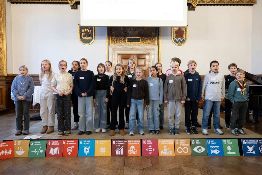 6. årgang på Damhusengens Skole gav den gas med flere sange i løbet af Verdenstimen. Foto: Jacob Crawfurd