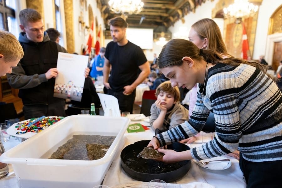 Thea (forrest i billedet) går i 8. klasse på specialskolen Skolen i Charlottegården. Hun er med egne ord ”vild med havet” og hendes håb for fremtiden er derfor: ”Jeg vil gerne kunne bruge havet til at dykke i!” Foto: Jacob Crawfurd