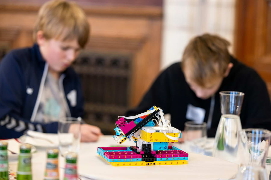 En gruppe drenge fra 7. årgang på Kirsebærhavens Skole har bygget en vildt sej, bevægelig skraldesorteringsmaskine i LEGO Technic. ”Vi ved, at det er træls for mange familier at skulle sortere alt deres skrald derhjemme. Så vi har opfundet den her maskine, der kan gøre arbejdet på et centralt forbrændingsanlæg i stedet,” forklarer Viktor. Foto: Jacob Crawfurd