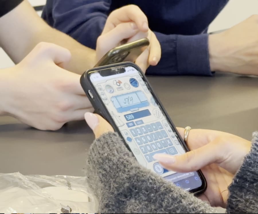 Eleverne noterer i appen, hvad de synes, de ser. Deres input bliver krydstjekket med andre elevers og algoritmens resultater. Foto: Rigsarkivet