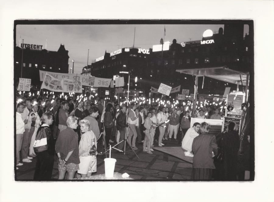 For at mindes de døde og dem, der stadig kæmper med hiv, bliver der fra 1987 afholdt årlige fakkeloptog i Danmark, som her på Rådhuspladsen i København. Foto: LGBT+ Danmark