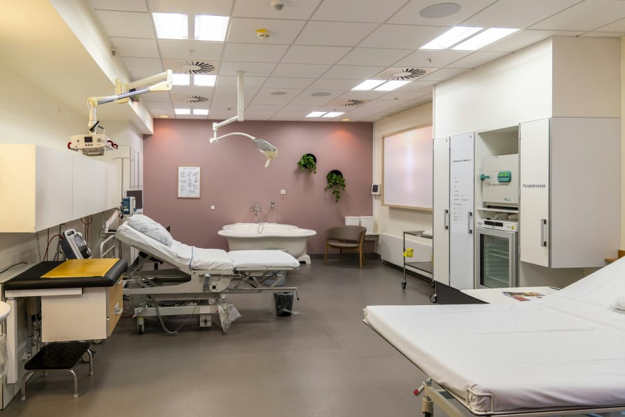 Meget kan ske under en fødsel, som gør, at man må rykke fra en fødestue, som den på billedet, til en operationsstue. Foto: Sygehus Sønderjylland