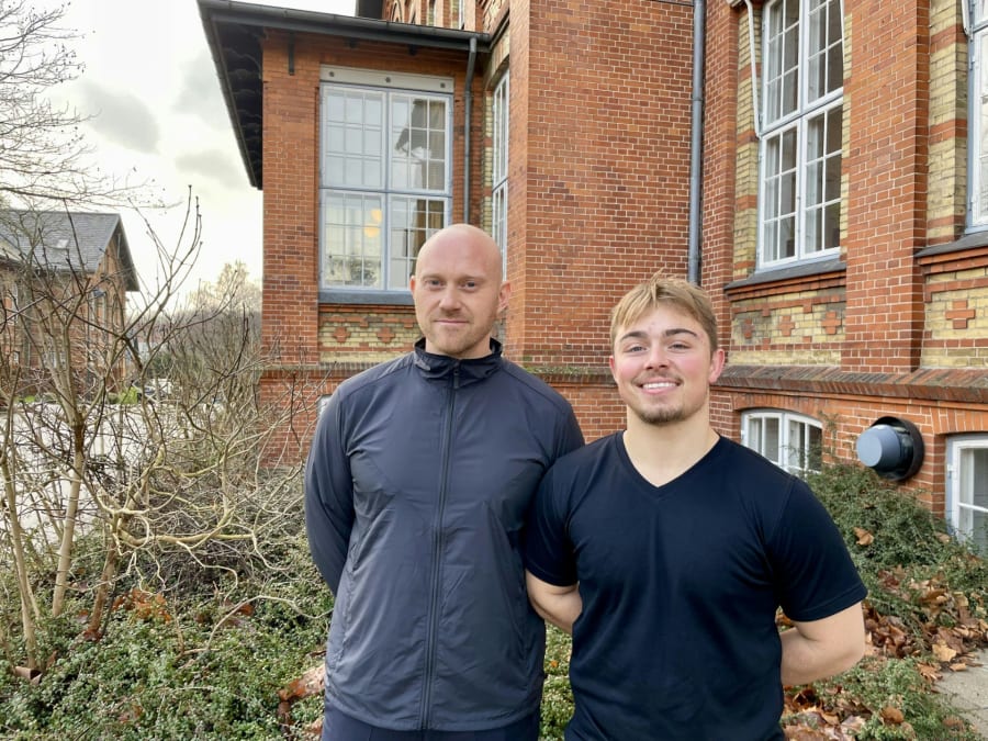 Tobias Andersen, til venstre, uddanner sig til værkmester, og Emil Nielsen, til højre, uddanner sig til fængselsbetjent. De er ikke blevet skræmt væk af kollegamangel. Foto: Anna Gudmann Hansen