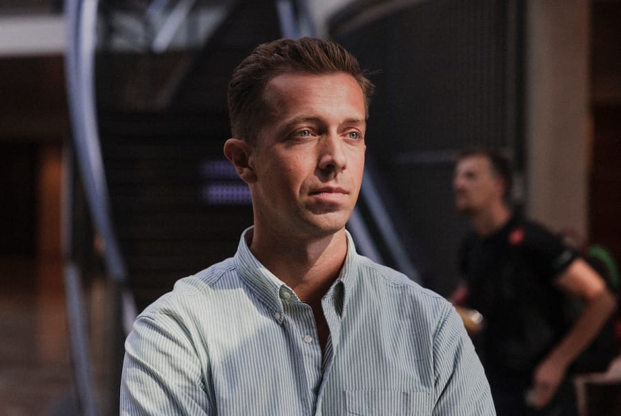 Casper Berg Lavmand Larsen ved selv, hvor vigtig hjælp til unge fra misbrugshjem er. Foto: Kristian Brasen