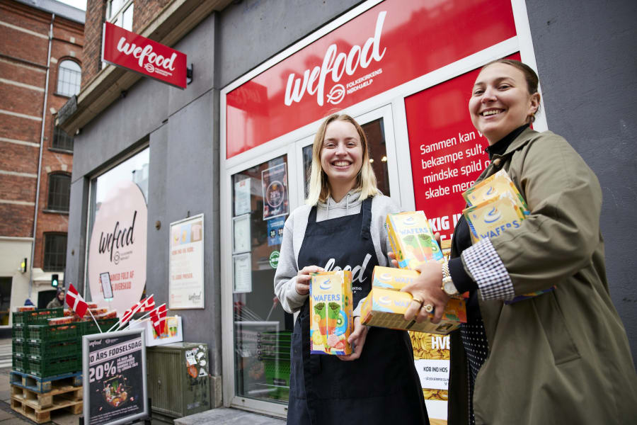 Stemningen var festlig blandt de frivillige, som delte gratis vafler ud til de forbipasserende foran butikken på Amagerbrogade. Foto: Jens Astrup / Folkekirkens Nødhjælp