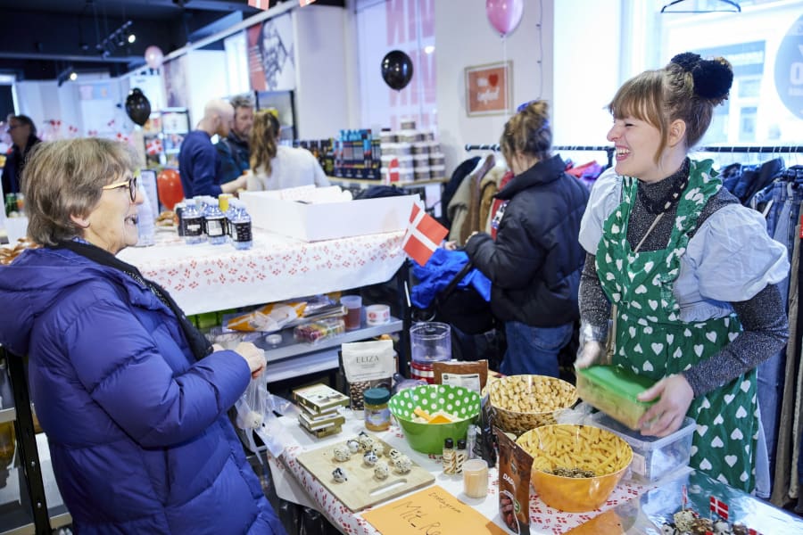 Mange kunder rundede Kiri Lassen Jensens kagebord for en smagsprøve og en sludder om ingredienserne. Foto: Jens Astrup / Folkekirkens Nødhjælp