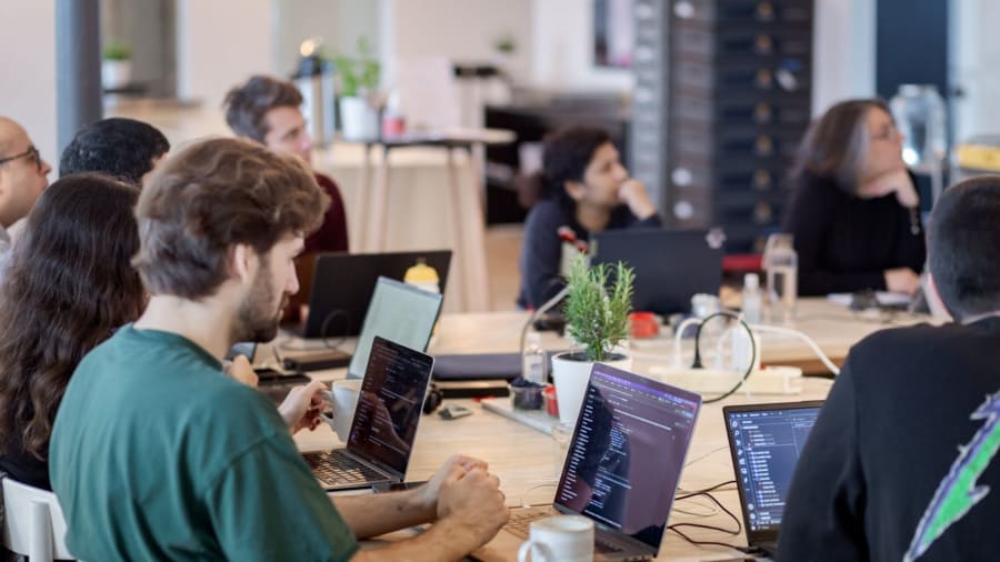 Fra flugt til frontend: Tech-frivillige hjalp Shabnam med at knække koden til fremtiden