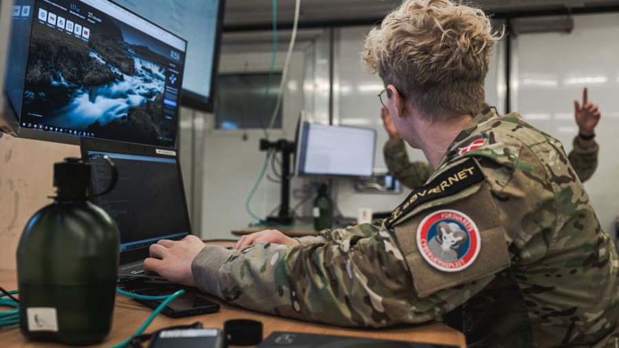 Gevær er skiftet ud med tastatur og mus. En hær af IT-nørder ruster Danmark mod cyberangreb