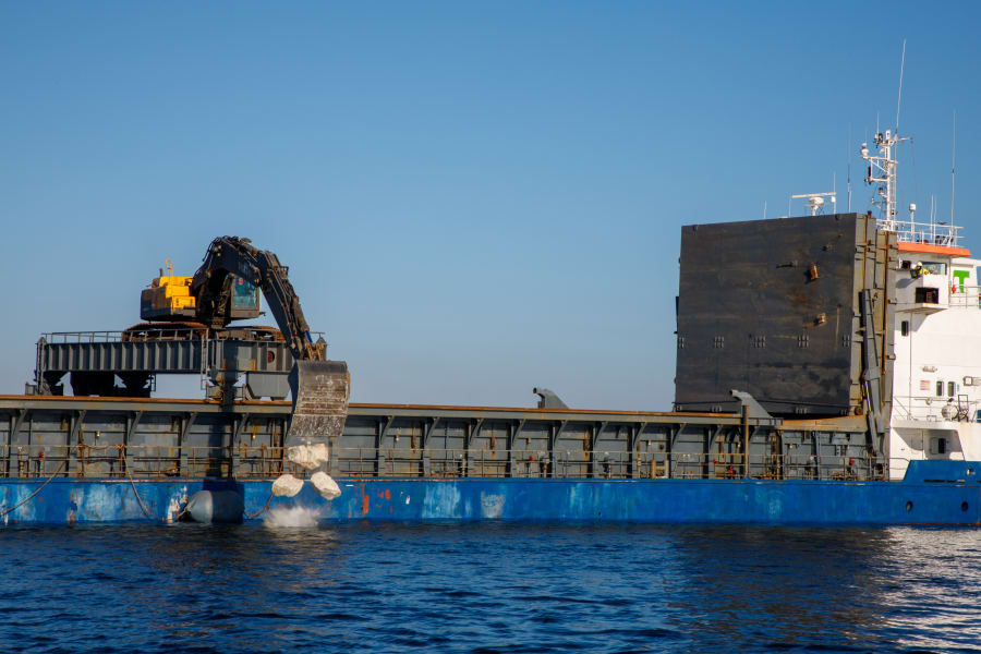 Her bliver granitstenene lagt i fjorden. De skal danne et stenrev, hvor fugleføde skal vokse, og andre dyr i havet kan leve. Foto: Kim Jørgensen, Sønderborg Kommune.