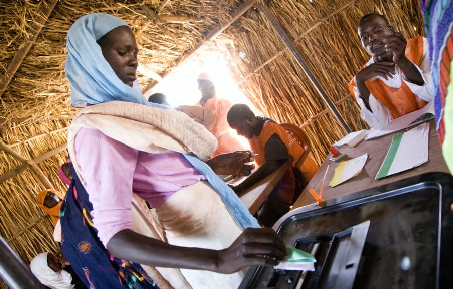 En kvinde stemmer til et valg i Sudan. Foto: CCBY United Nations Photo