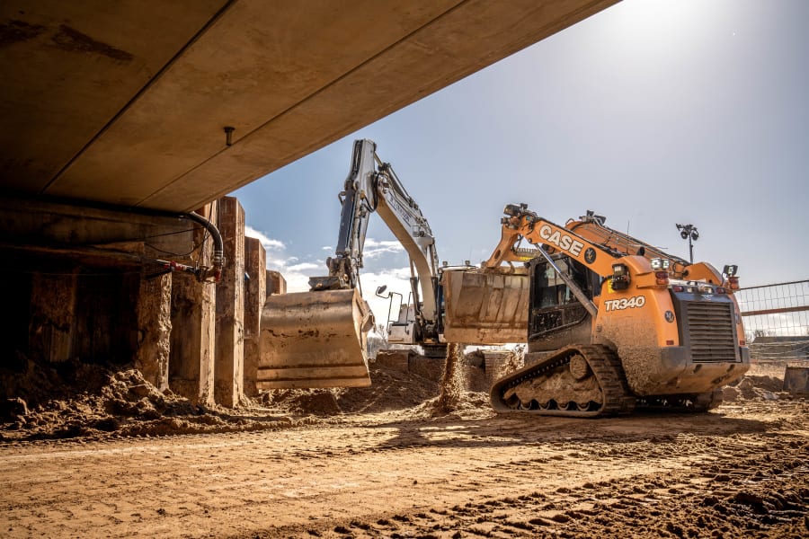 Vejdirektoratet har regnet ud, at gravemaskinen skal køre frem og tilbage 8000 gange for at få fjernet jorden under motorvejen, i udgravningen til faunapassagen. Foto: Vejdirektoratet