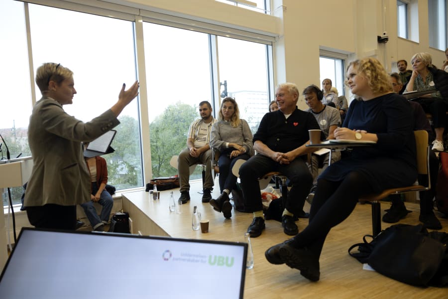 Børne- og Undervisningsministeren, Pernille Rosenkrantz Theil, takker alle de medvirkende i rapporten, for et godt stykke arbejde. Foto: Klaus Holsting. 