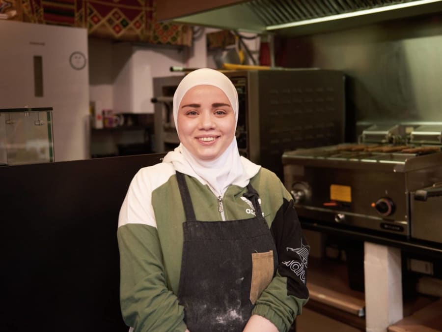 37-årige Reem Musheneh fik stablet sin madbod Arabi Food på benene, efter Finklusiv hjalp hende med at blive godkendt til en erhvervskonto. Foto: Finklusiv 