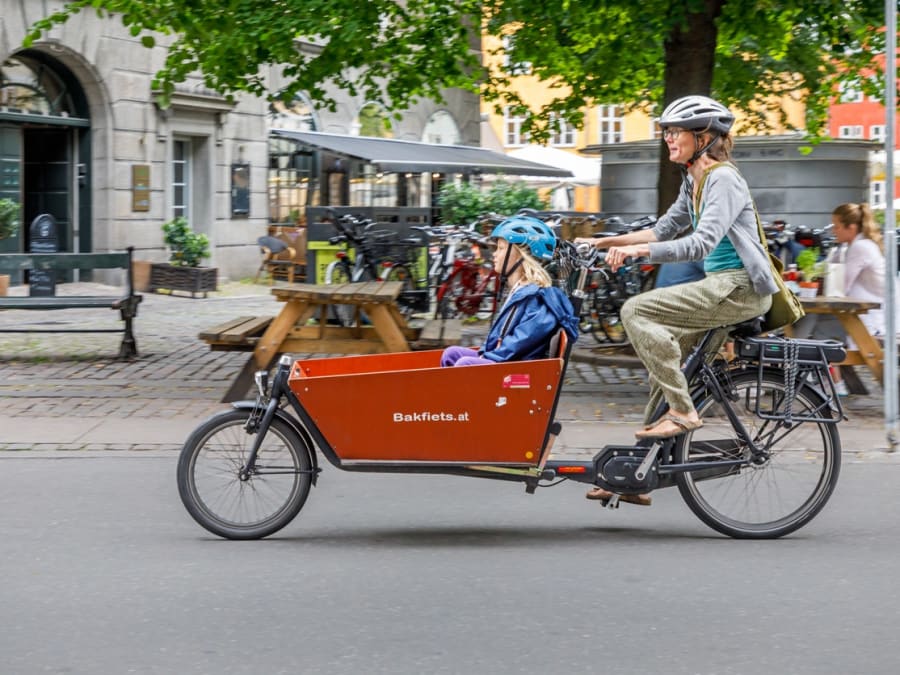 Et af forslagene fra Klimaambassadørerne er, at der skal være mindre plads til bilerne og mere plads til cyklerne. Foto: carstenbrandt, iStock