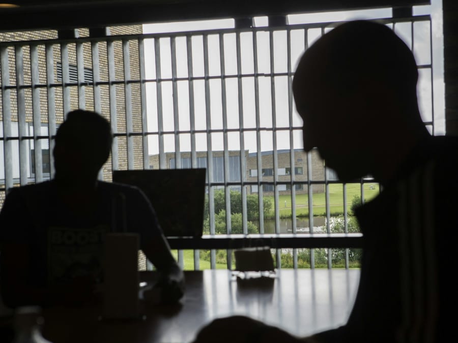 Frivillige mentorer hjælper løsladte med at finde fæste i en hverdag uden kriminalitet. Det er en meget effektiv indsats, også for de mest socialt belastede løsladte. Foto: Kriminalforsorgen