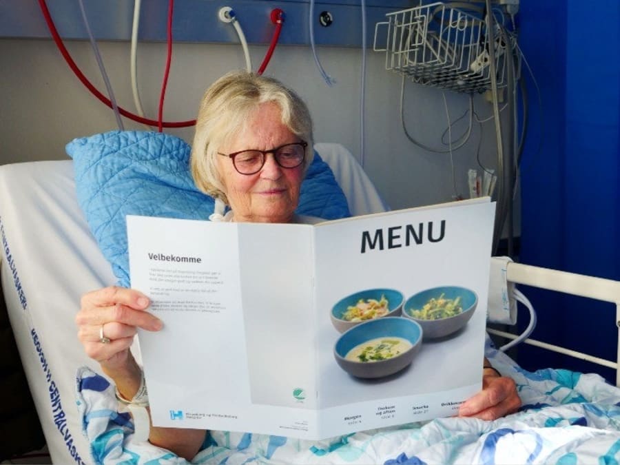 Tallerkenerne bliver grønnere for patienterne på Bispebjerg Hospital, hvor de arbejder målrettet på at ændre måltiderne til fremtidens fødevarer. Foto: Bispebjerg Hospital 