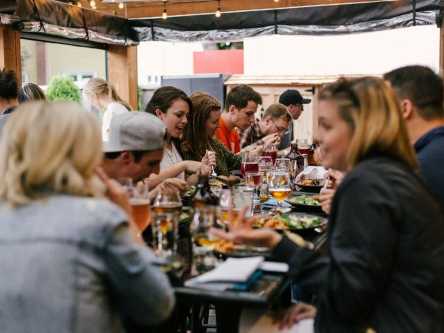 Tusindvis af danskere vil på Klimahandledagen spise sammen til fællesspisning. Foto: Priscila Du Preez on Unsplash.