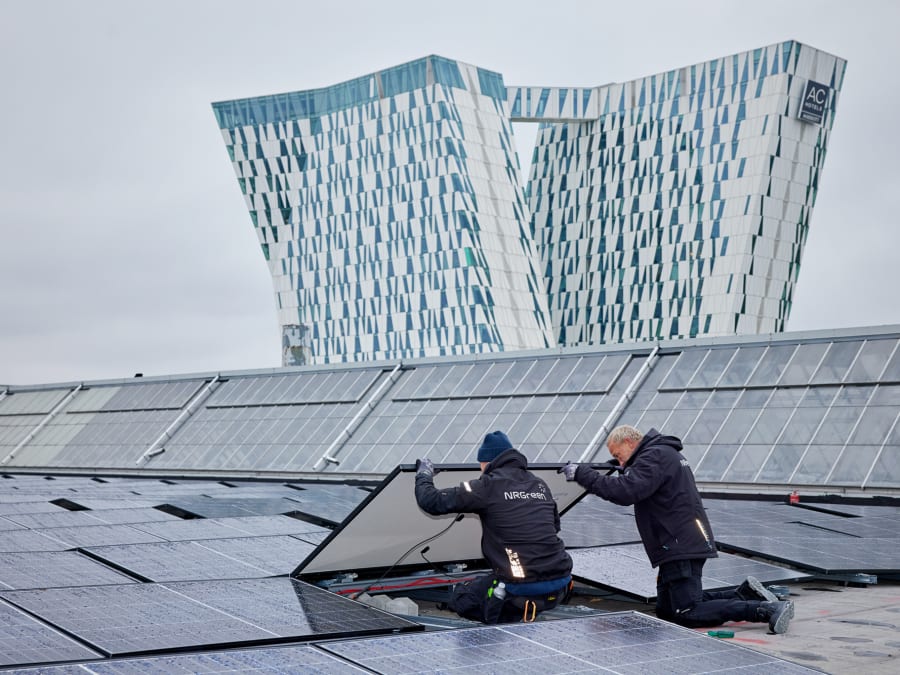 De nye solceller på Bella Centerets tag fylder to fodboldbaner. Foto: Martin Sølyst. 