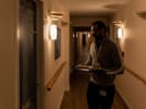 På udvalgte plejehjem har de fået særlige lamper. Lamperne efterligner solens lys, og er både gavnligt for aften- og nattepersonale og beboere. Foto: Thomas Busk 