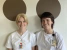 Iben Moxoll (tv) og Nikoline Molano (th) kender selv til de udfordringer som LGBTQ+-personer oplever i mødet med sundhedsvæsenet. Privatfoto.